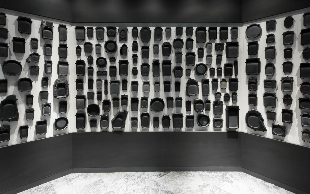 多様な形状をした200 の硯が空間を覆う。　撮影者：土田有里子