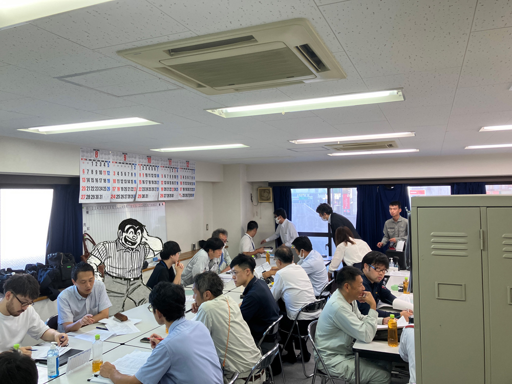 打ち合わせに参加する両さん ©︎秋本治・アトリエびーだま／集英社