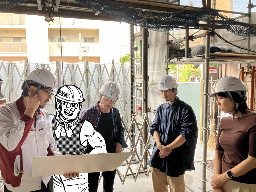 秋本先生と現場確認する両さん　©︎秋本治・アトリエびーだま／集英社