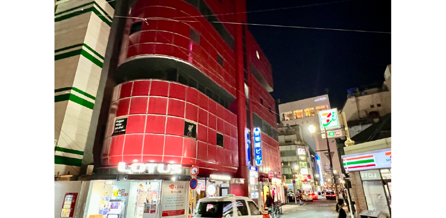 窟は、九州最大の歓楽街・中洲に位置する、築約50年の雑居ビル2階に計画された。（撮影者：柴田芳孝）