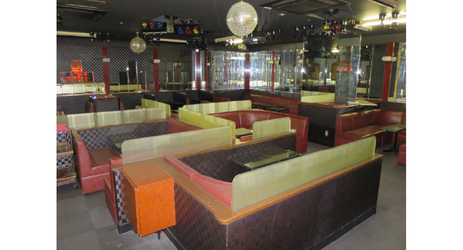 約50年前の竣工時から使用されてきたキャバレー跡をスナック街に改装した。（撮影者：柴田芳孝）