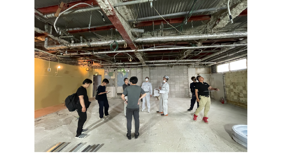 築48 年の雑居ビルにあったキャバレー跡に、未来のスナック街を描いた。（撮影者：柴田芳孝）