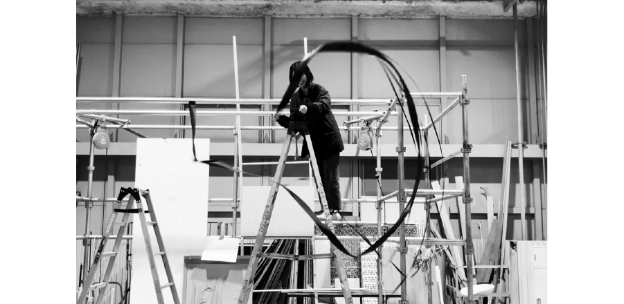 ① 制作初期スタディ（手を動かすフェーズ）<br />
理想の線のリズムを探るため、まずは頭で考えず、身体を使って形を描き続けた。<br />
均一ではない揺らぎや速度の差を、実寸に近いスケールで確認しながら線の質を探った。<br />
撮影：布川光郷